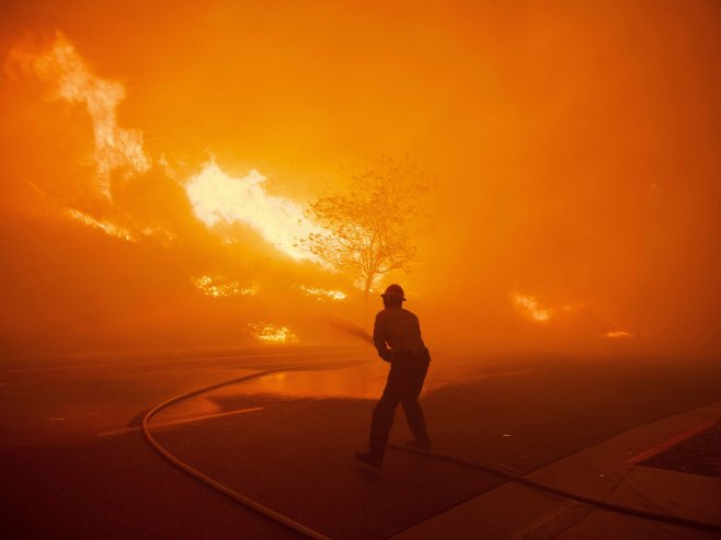 Пожар (Фото: EPA-EFE/CHRISTIAN MONTERROSA/илустрација) - 