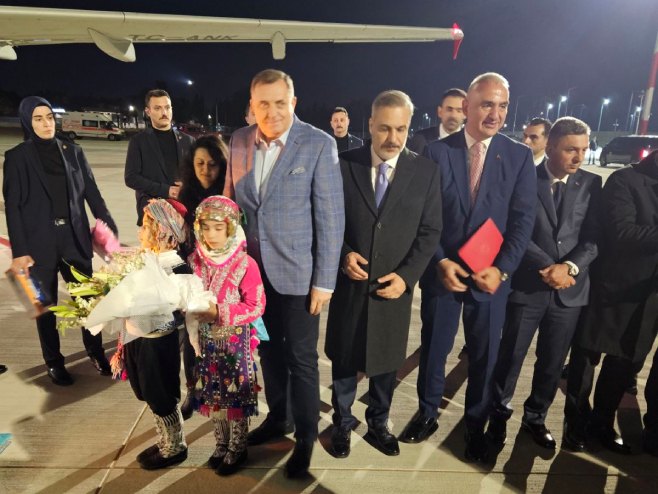 Dodik sa Erdoganom na aerodromu u Antaliji (Ustupljena fotografija)