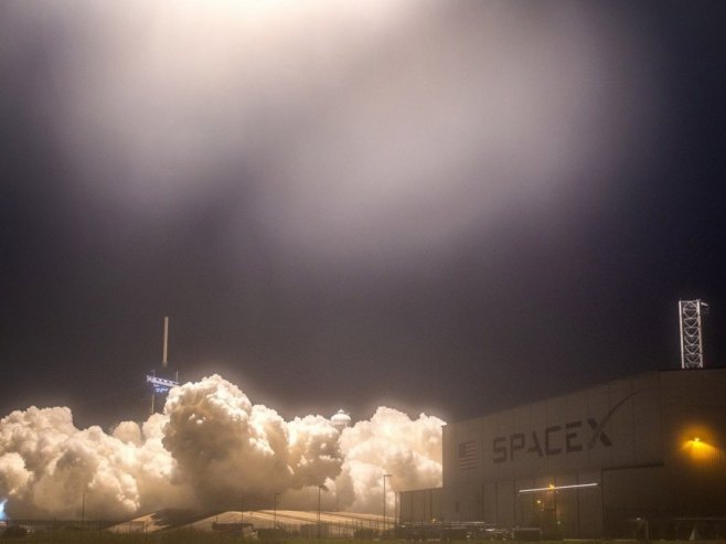 Спејс Икс лансирао летјелицу (Фото: EPA/CRISTOBAL HERRERA-ULASHKEVICH) - 