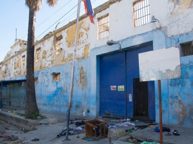 Затвор у Порт-о-Пренсу (Фото: EPA-EFE/Siffroy Clarens) - 