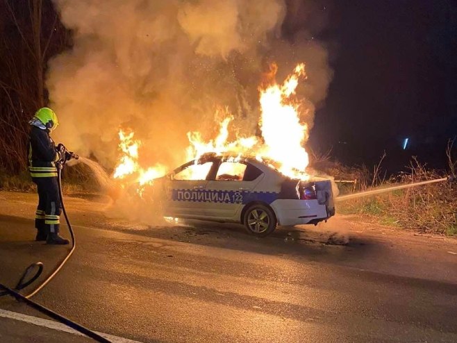 Угашен пожар на полицијском аутомобилу (Фото: facebook.com/vatrogascibanjaluka123) - 