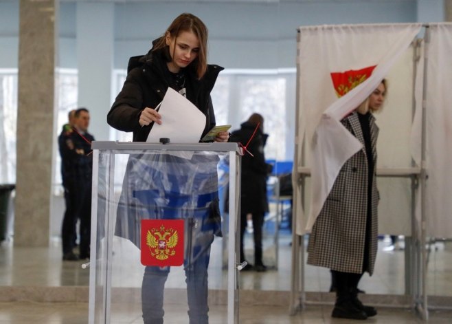 Избори у Русији  (Фото:EPA-EFE/MAXIM SHIPENKOV) - 