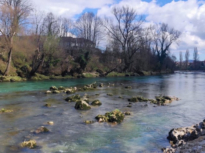 Данас претежно сунчано, на југу вјетровито