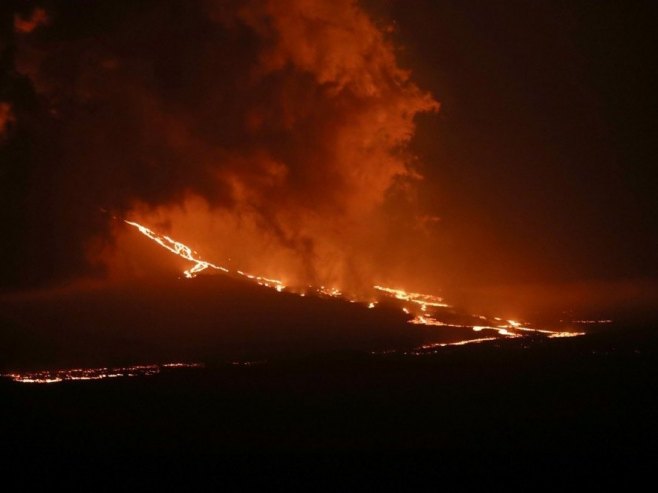 Вулкан (Фото: EPA-EFE/JOSE JACOME/илустрација) - 