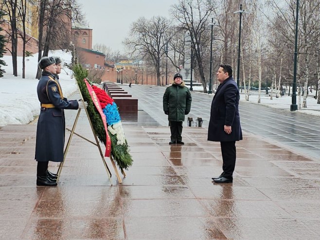 Положени вијенац и цвијеће на Споменик незнаном јунаку (Фото: Уступљена фотографија) - 