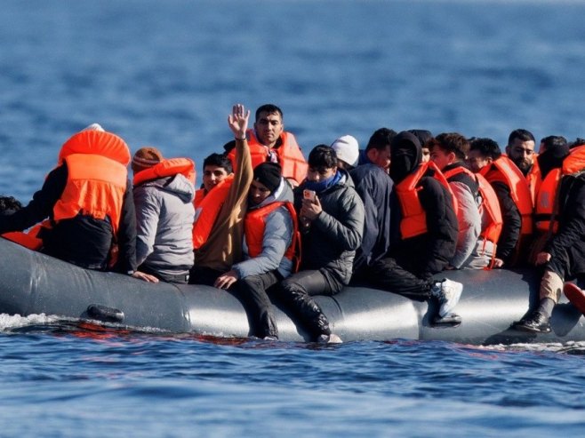 Мигранти (фото: EPA/TOLGA AKMEN) - 
