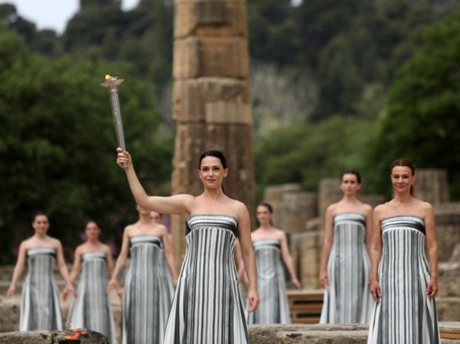 У древној Олимпији упаљен олимпијски пламен, до 26. априла биће у Грчкој