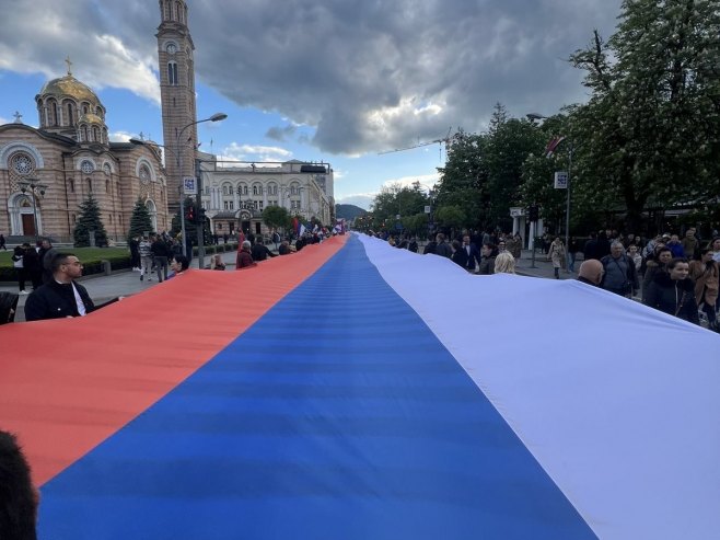 На митингу "Српска те зове" развијена застава дуга 500 метара (ФОТО/ВИДЕО)