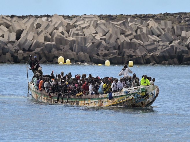 Мигранти (Фото: EPA-EFE/GELMERT FINOL/илустрација) - 