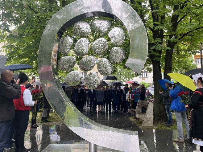 Поводом Дана града Бањалука положени вијенци код споменика 12 беба (ФОТО)