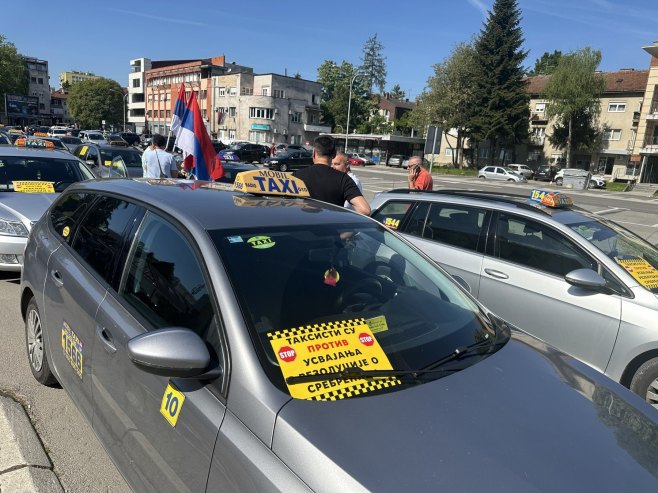 Протестна вожња бањалучких и београдских таксиста због резолуције о Сребреници (ВИДЕО)