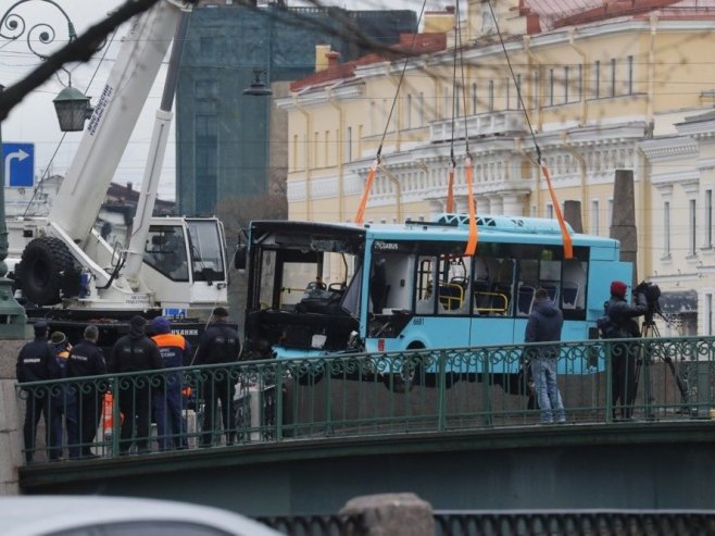 Санкт Петербург: Седморо погинулих приликом пада аутобуса у ријеку (ФОТО/ВИДЕО)