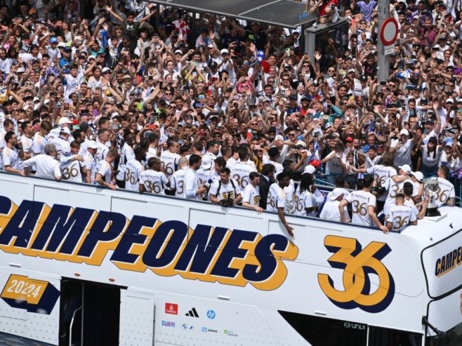 Реал Мадрид, прослава (фото: EPA-EFE/Fernando Villar) - 