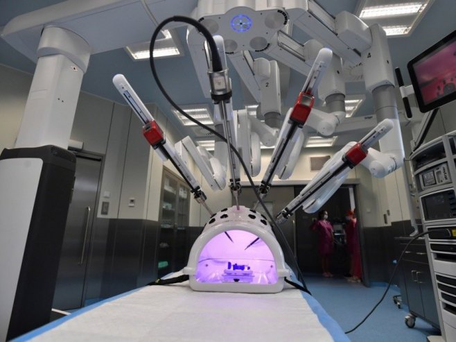 Роботска хирургија (Фото: EPA/MARCIN BIELECKI POLAND OUT) - 