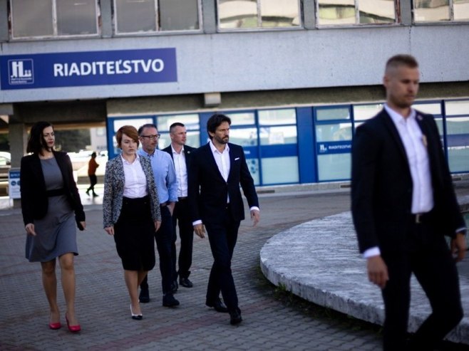 Званичници Словачке испред болнице (Фото: EPA/MARTIN DIVISEК) - 