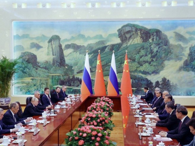 Делегације Русије и Кине (Фото: EPA/KONSTANTIN ZAVRAZHIN SPUTNIK/KREMLIN POOL) - 