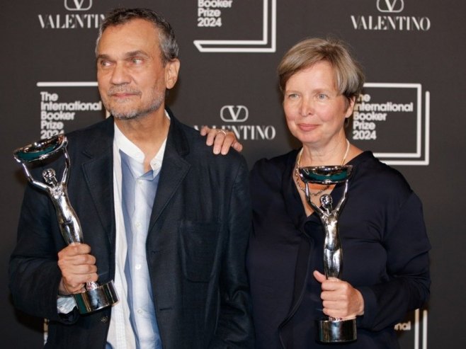 Џени Ерпенбек и Михаел Хофман освојили Букерову награду (Фото: EPA-EFE/DAVID CLIFF) - 