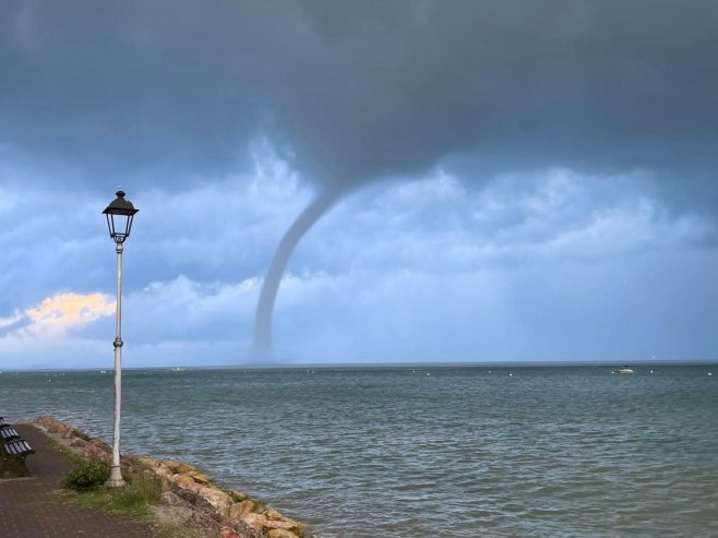 Торнадо (Фото: EPA-EFE/Sandro Benedetti/илустрација) - 