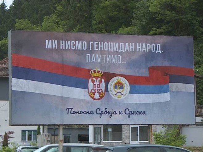 Билборд "Ми нисмо геноцидан народ" у Сребреници - Фото: РТРС