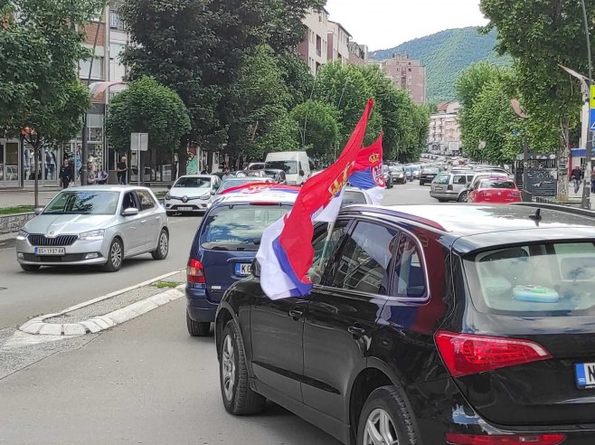 Vozila sa srpskim trobojkama prolaze oko spomenika Cara Lazara (Foto: Foto: Tanjug, JADRANKA ILIC) 