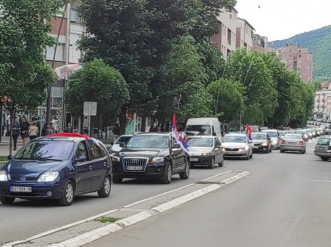 Vozila sa srpskim trobojkama prolaze oko spomenika Cara Lazara (Foto: Tanjug, JADRANKA ILIC) 