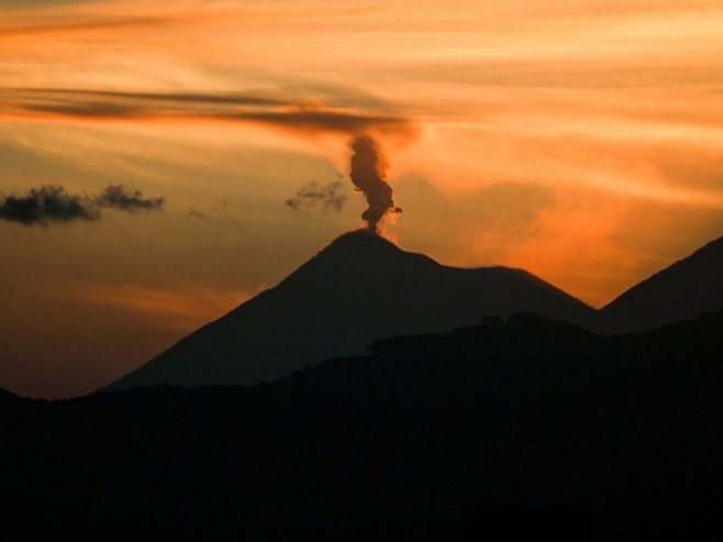 Вулкан (Фото: EPA-EFE/David Toro) - 