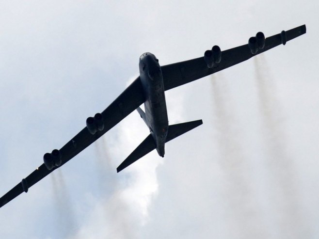 Б-52 (фото: EPA/ANDY RAIN) - 