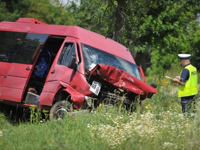 Саобраћајна незгода (Фото: EPA/PRZEMYSLAW PIATKOWSKI POLAND OUT/илустрација) - 