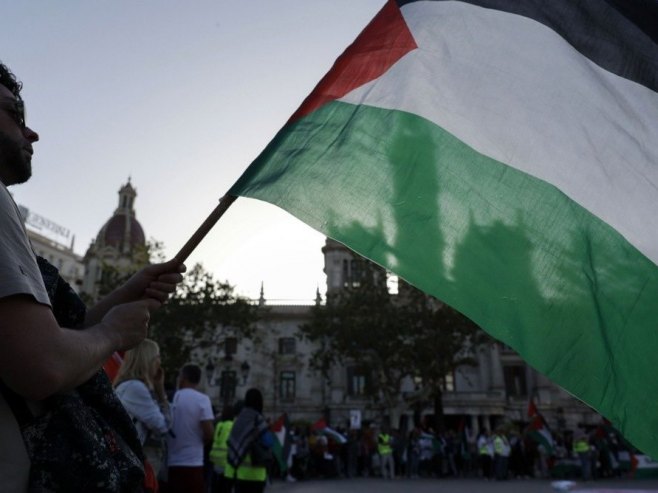 Палестинска застава (Фото: EPA/Kai Foersterling) - 