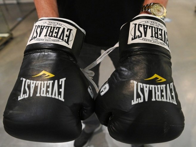 Боксерске рукавице (фото: EPA-EFE/FACUNDO ARRIZABALAGA) - 
