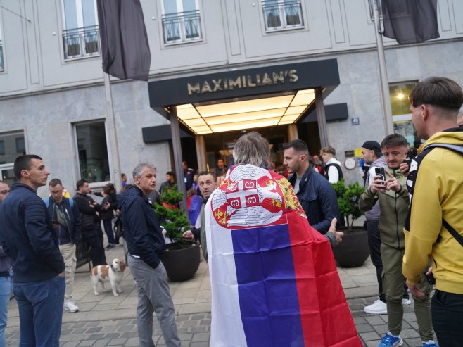 Навијачи Србије испред хотела "Максимилијанс" (Фото: Танјуг/Немања Јовановић)