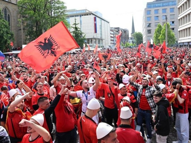 Навијачи Албаније (Фото: EPA-EFE/Daniel Dal Zennaro) - 