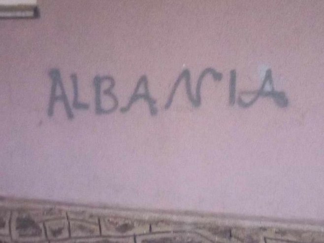 На згради Дома културе у Сушици освануо графит "Албанија"(ФОТО)