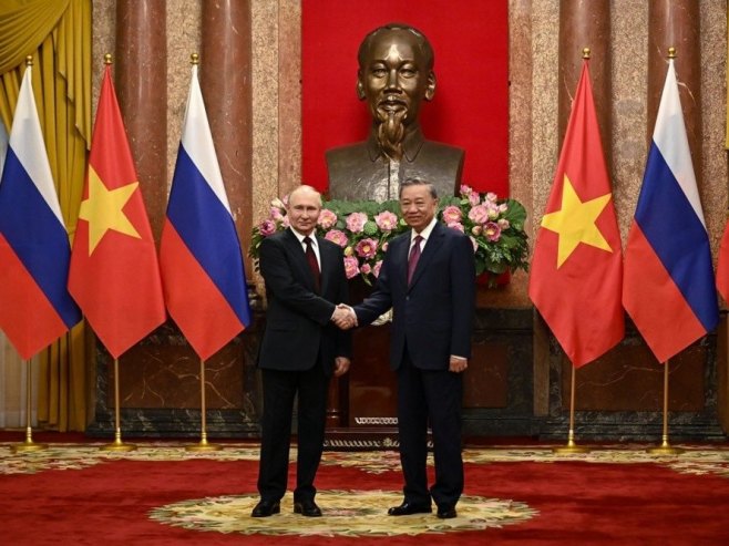Путин у Вијетнаму (Фото: EPA-EFE/NHAC NGUYEN) - 