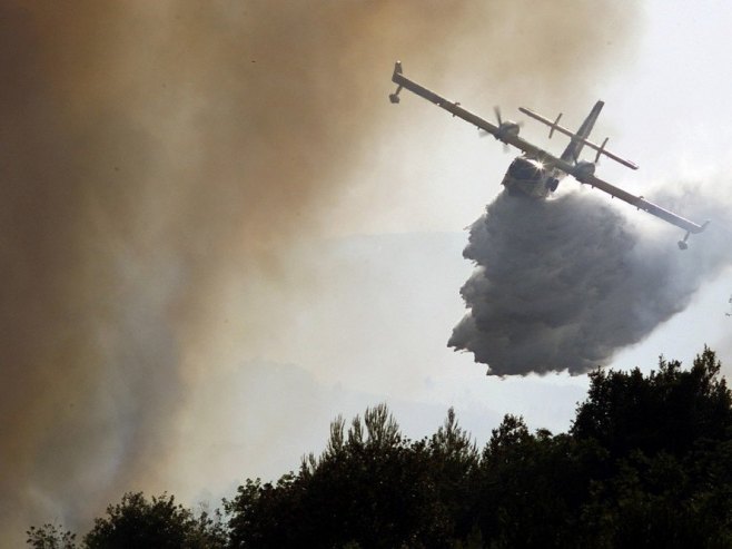 Канадер гаси пожар (Фото: EPA/STR/илустрација) - 