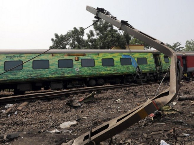 Воз, несрећа (фото: EPA-EFE/PIYAL ADHIKARY - илустрација) - 