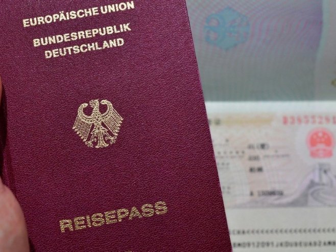 Њемачки пасош (Фото: EPA/SASCHA STEINBACH) - 