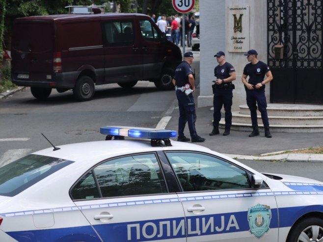 Полиција Србије - напад испред Амбасаде Израела у Београду (Фото: ZIPAPHOTO/Borislav Zdrinja)