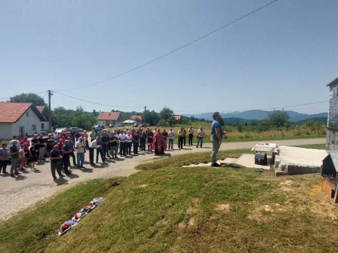 Служен парастос убијеним Србима из сребреничког села Брежани (ФОТО)