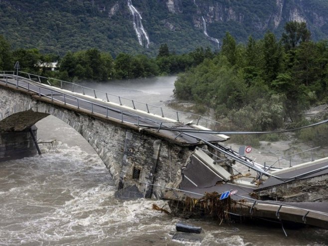 Срушио се мост у Швајцарској (Фото:  EPA-EFE/MICHAEL BUHOLZER) - 