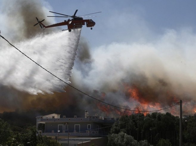 Велики шумски пожар код Атине, у гашењу учествују бројни ватрогасци и 17 авиона (ВИДЕО)