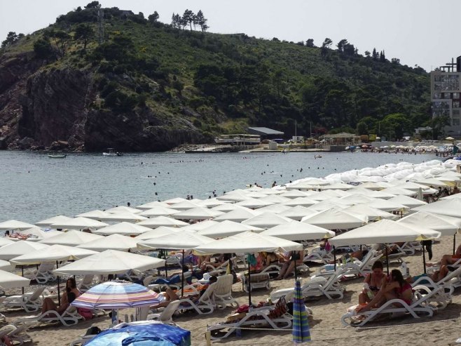 Црна Гора: Ауто слетјело на плажу пуну купача, па завршило у мору (ВИДЕО)