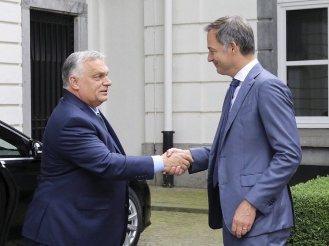 Орбан и Де Кро (Фото: EPA/NICOLAS LANDEMARD) - 