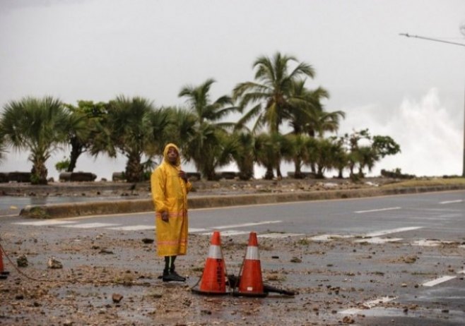 Ураган Берил - Санто Доминго, Доминиканска Република (фото: EPA-EFE/Orlando Barria) - 