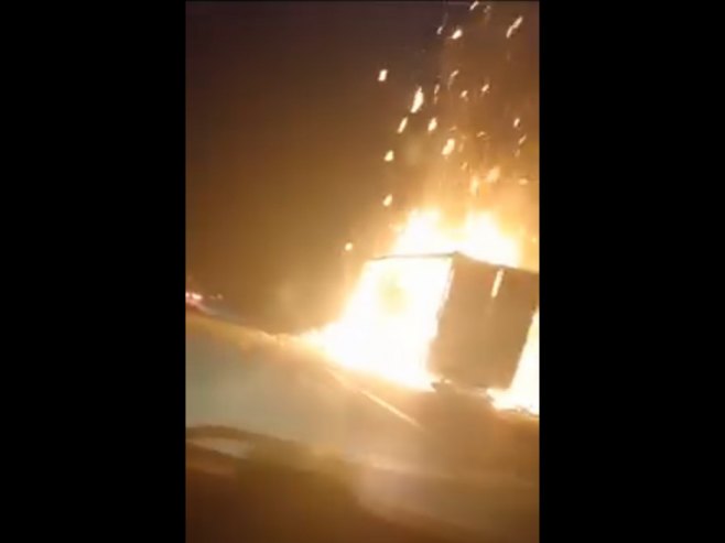 Запалио се камион на аутопуту код Прњавора; Саобраћај обустављен (ВИДЕО)