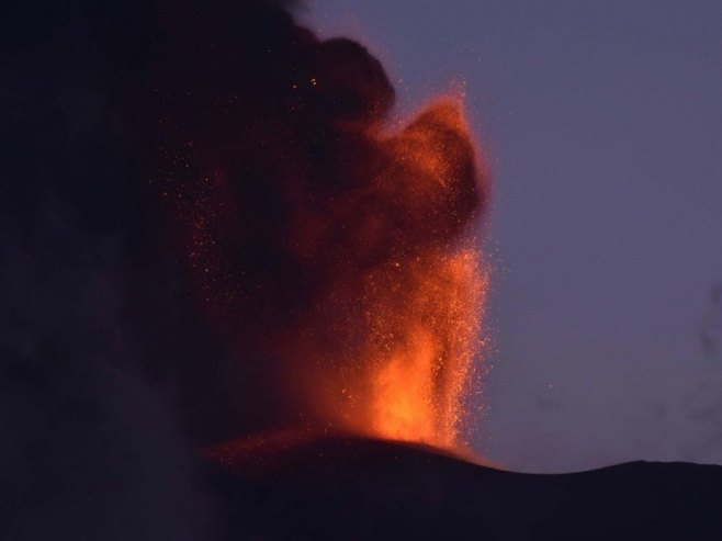 Вулкан Етна избацио лаву и облак пепела и дима висок око пет километара (ВИДЕО)