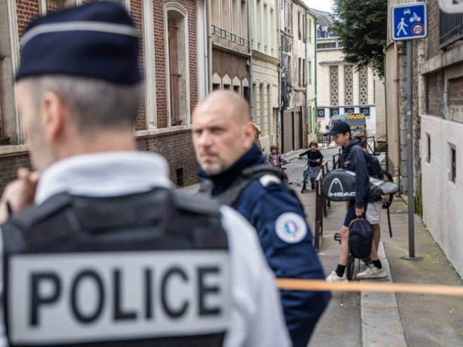 Француска полиција (Фото: EPA/CHRISTOPHE PETIT TESSON) - 
