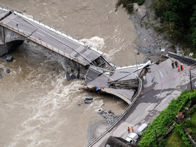 Урушен мост (Фото: EPA-EFE/SAMUEL GOLAY/илустрација) - 