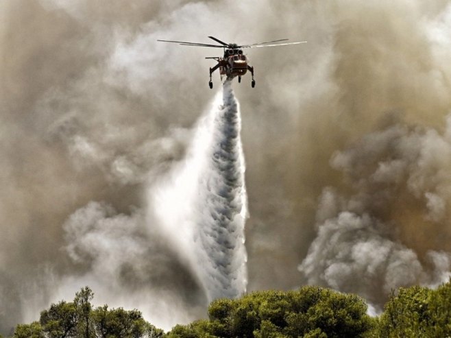 Гашење пожара (Фото: EPA-EFE/VASSILIS PSOMAS/илустрација) - 