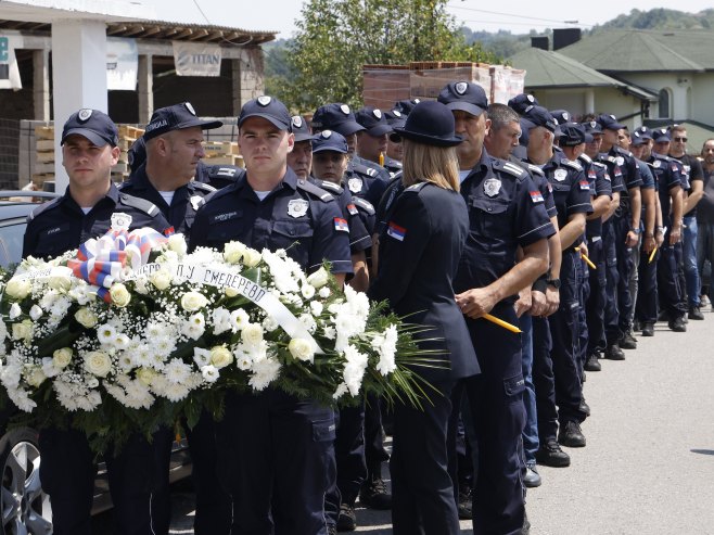 Сахрана полицајца Николе Крсмановића (Фото: TANJUG/ MARKO ĐOKOVIĆ/ nr) - 